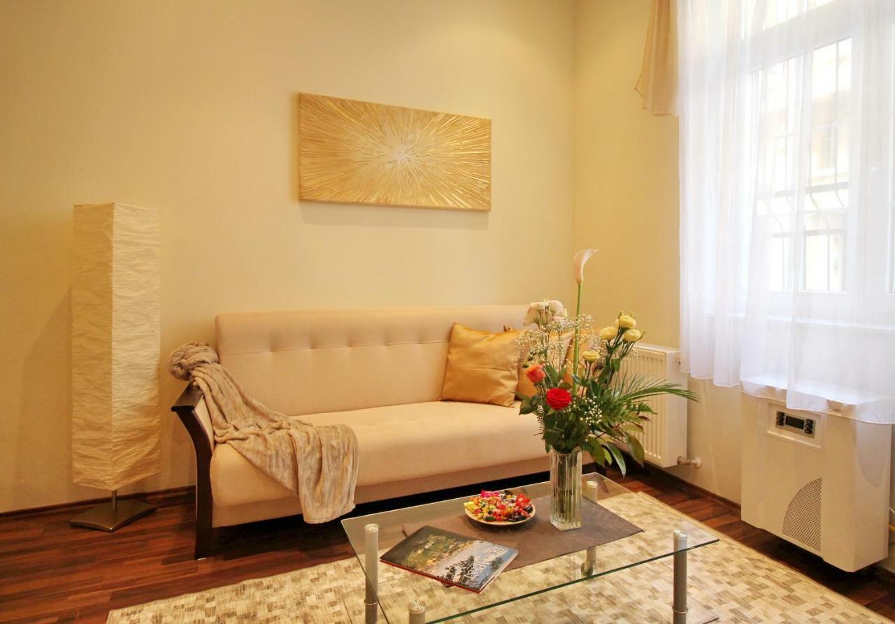 Castle Court Apartment บูดาเปสต์ ภายนอก รูปภาพ